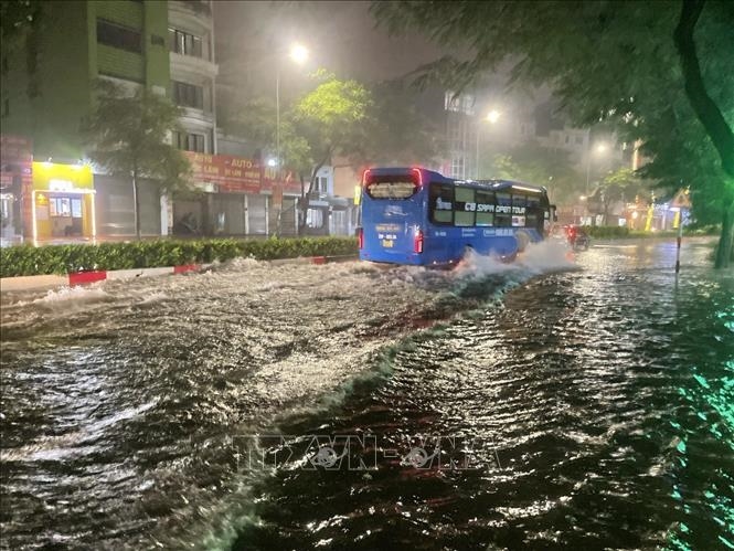 View - 	Mưa lớn, mưa xối xả, nhiều tuyến phố Hà Nội lại ngập